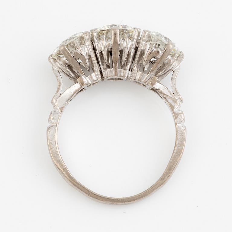 Ring, trestensring, 18K vitguld med tre briljantslipade diamanter.