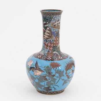Vas samt fat, cloisonné. Japan, tidigt 1900-tal.