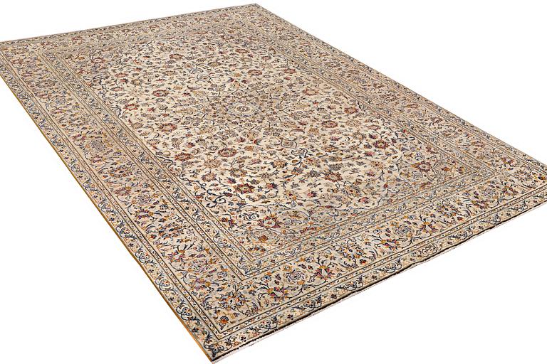 A carpet, Kashan, ca 345 x 250 cm.