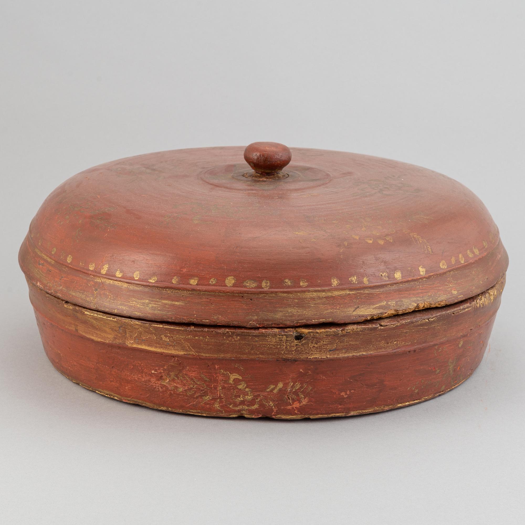 A red lacquered wooden box with cover, 20th century.