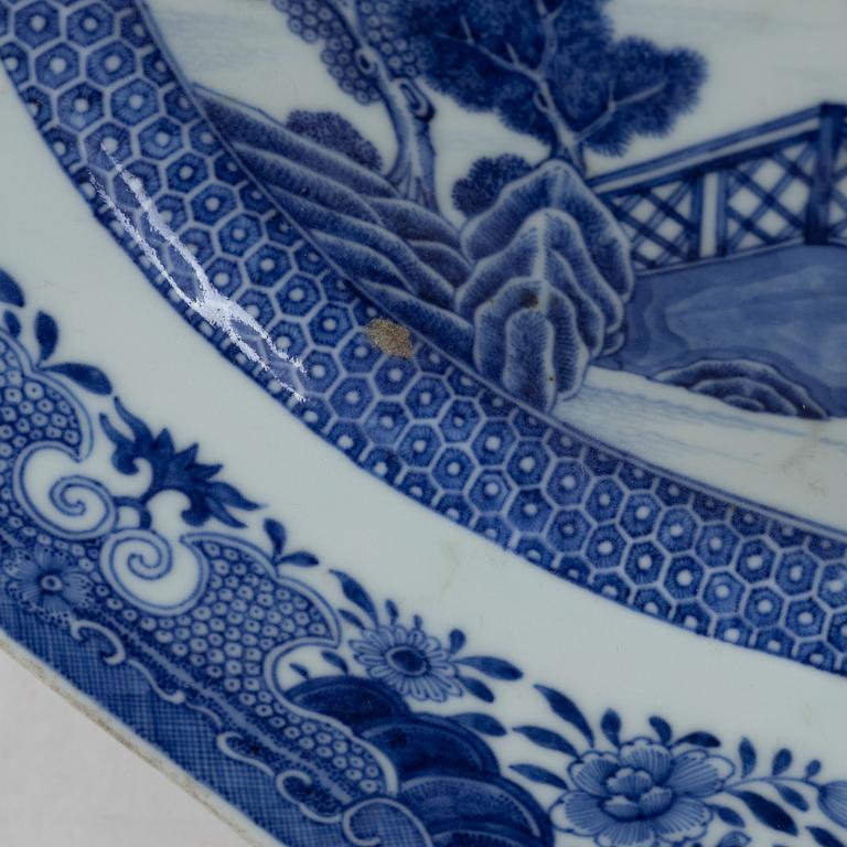 A Chinese export porcelain charger, Qing Dynasty, Qianlong (1736-95).