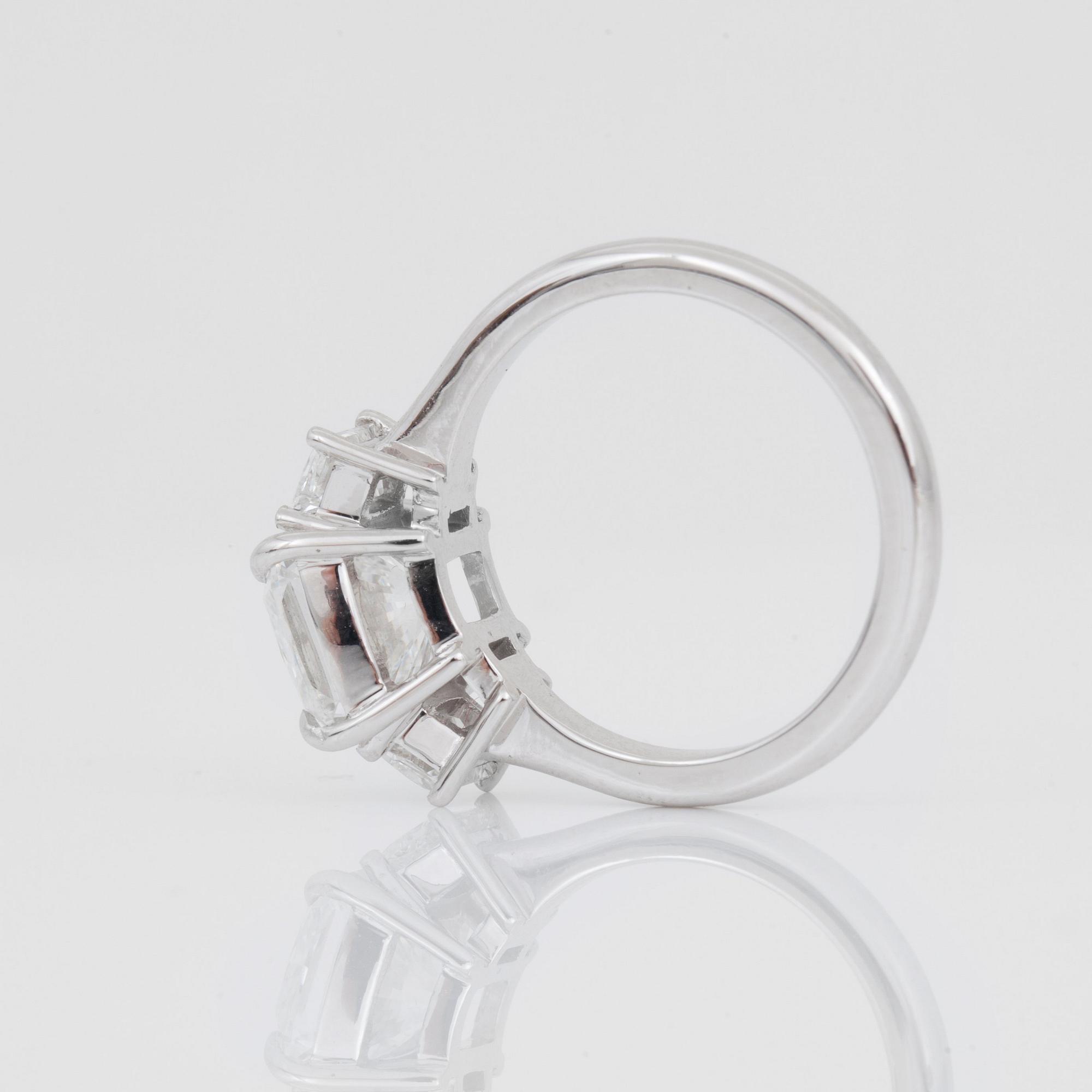 A 3.30 ct D/VVS2, cushion-cut diamond ring. Quality according to GIA certificarte. Side stones 0.67 ct in total.