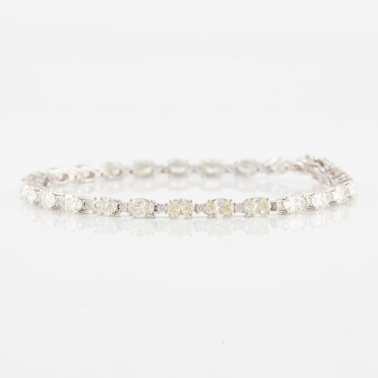 Bracelet 18K white gold with oval and brilliant-cut diamonds.