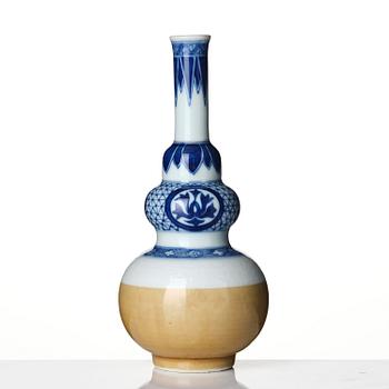 A blue and white vase, Qing dynasty, Kangxi (1662-1722).
