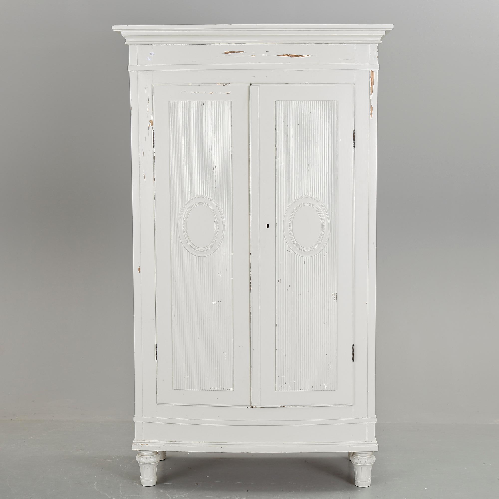 KLÄDSKÅP, gustaviansk stil, 1900-talets början.
