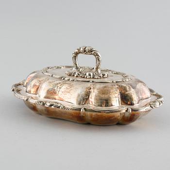 A pair of silver plated entrée dishes from the first half of 20th century.