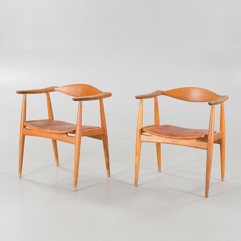 HANS J WEGNER, a pair of arm chairs for Carl Hansen & Son, model "CH35", third quarter of the 20th century.