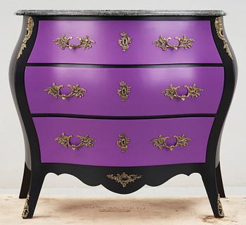 BYRÅ, rokokostil, omkring 1900-talets mitt.