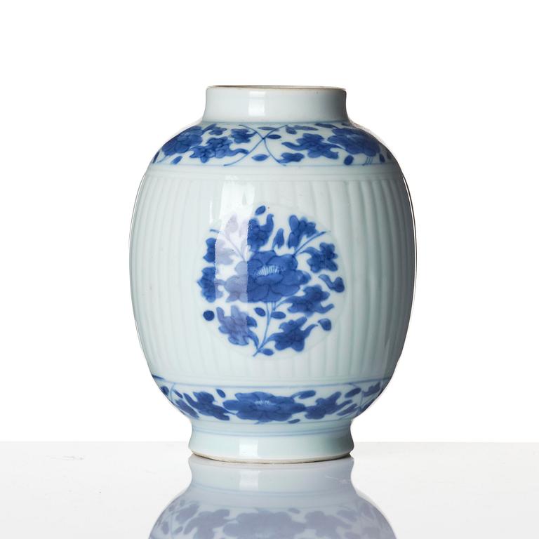 A blue and white tea caddy, Qing dynasty, Kangxi (1662-1722).