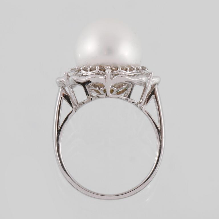RING, 18K vitguld med briljant och baguettslipade diamanter samt odlad South Sea pärla. Vikt 8,2 gram.