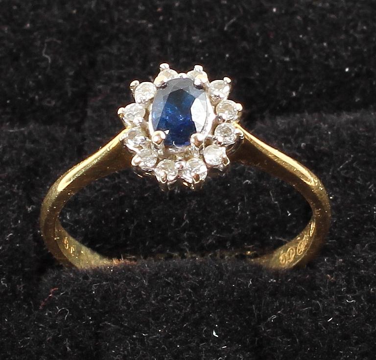 RING, 18 k guld, safir samt 12 diamanter, 1900-tal.