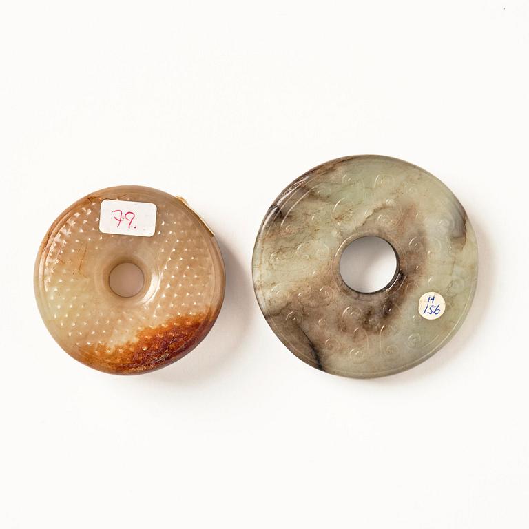 A group of carved nephrite and jade ornaments, China, Qing dynasty and older. (8 pieces).