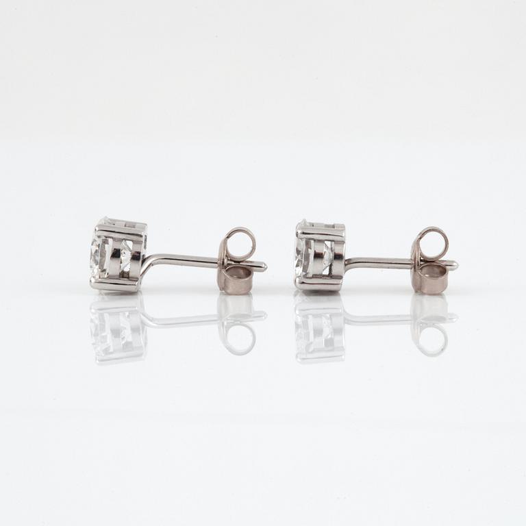 A pair of brilliant-cut diamond earrings. 1.11 ct and 1.00 ct. Quality circa F-G/VVS2.