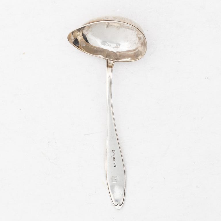 Såskanna, silver, Nordisk Silverkonst, Helsingborg 1947 samt såssked Johan Wahlström, Jönköping 1835.