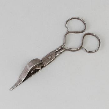 An 17th/18th century candle scissor.