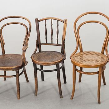 A SET OF 5 THONET BENTWOOD CHAIRS CA 1900.