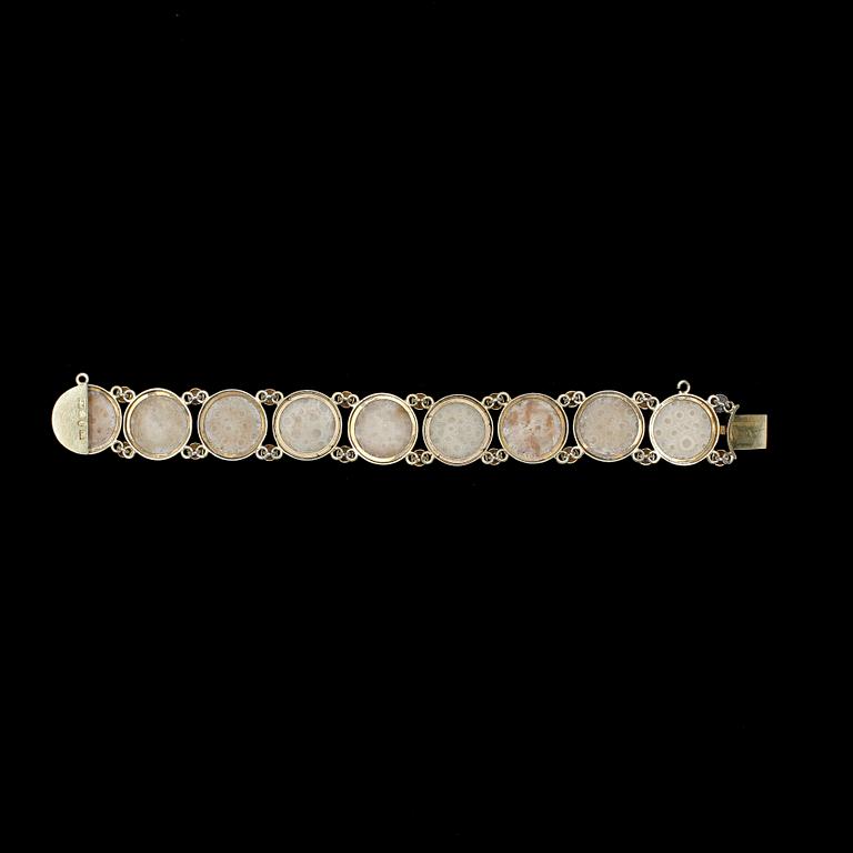 ARMBAND, förgyllt silver och polerad kalksten, Karl Meyer, Stockholm, 1897.