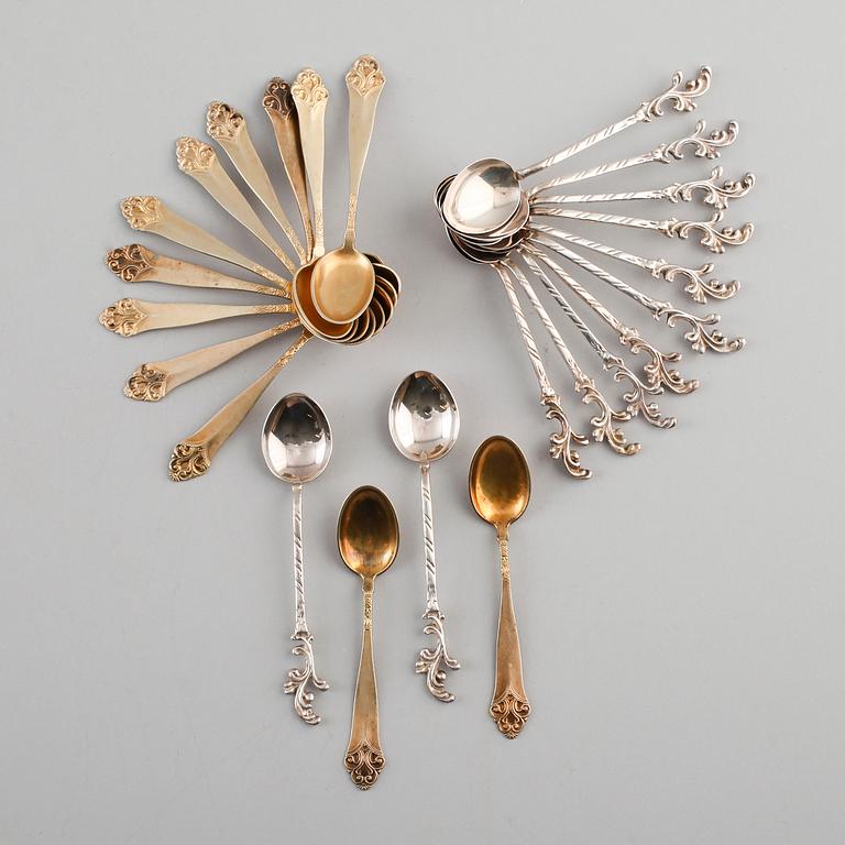 KAFFE- och MOCKASKEDAR, 24 st (12 + 12), silver, svenska och norska stämplar, 1900-tal. Vikt ca 146 g.