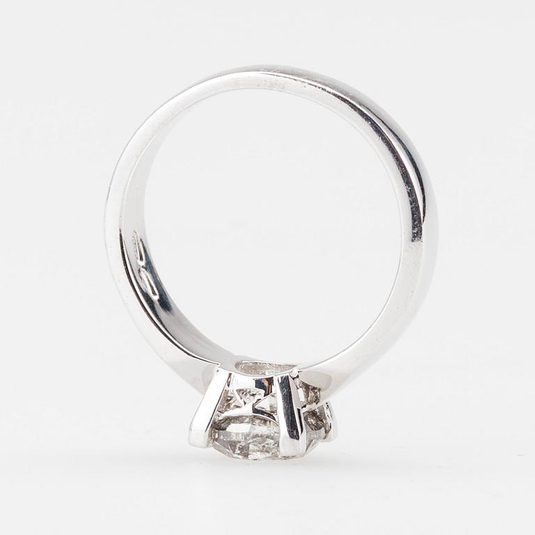 RING, vitguld 14K, Morris Lindblom, briljantslipad diamant, ca 1,40 ct. Vikt 5,4 g.