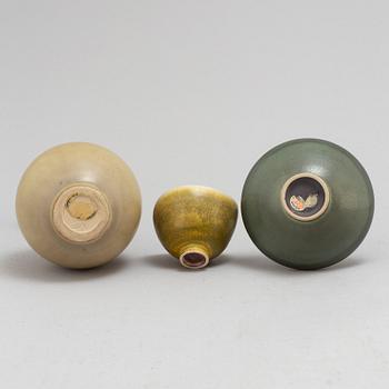 GUSTAVSBERG STUDIO, three stoneware items by Bernt Friberg and Stig Lindberg.