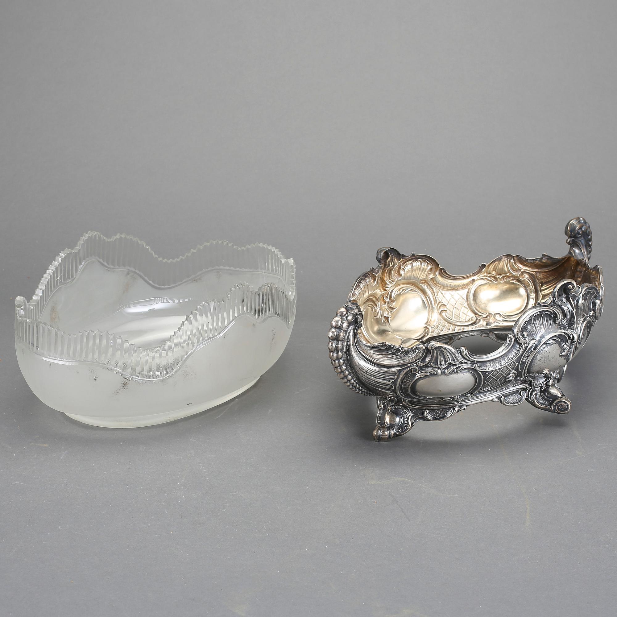 JARDINJÄR, silver och glas. CG Hallberg, Stockholm 1896. Nyrokoko. Silvrets vikt ca 446 gram.