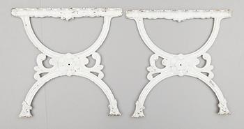 SOFFGAVLAR, till 2 trädgårdssoffor samt BORD, gjutjärn, 1900-talets andra hälft.