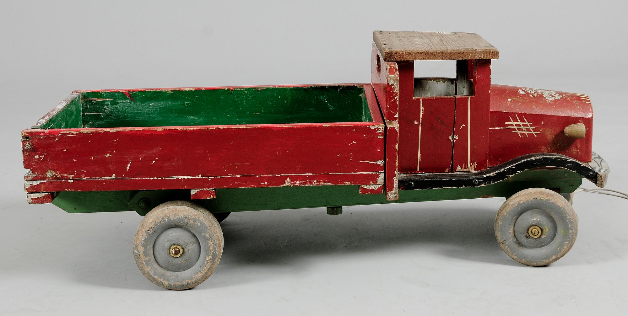 LEKSAK, lastbil, bemålat trä, 1900-talets mitt.