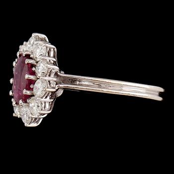 RING, 18 k vitguld, rubin och briljantslipade diamanter.