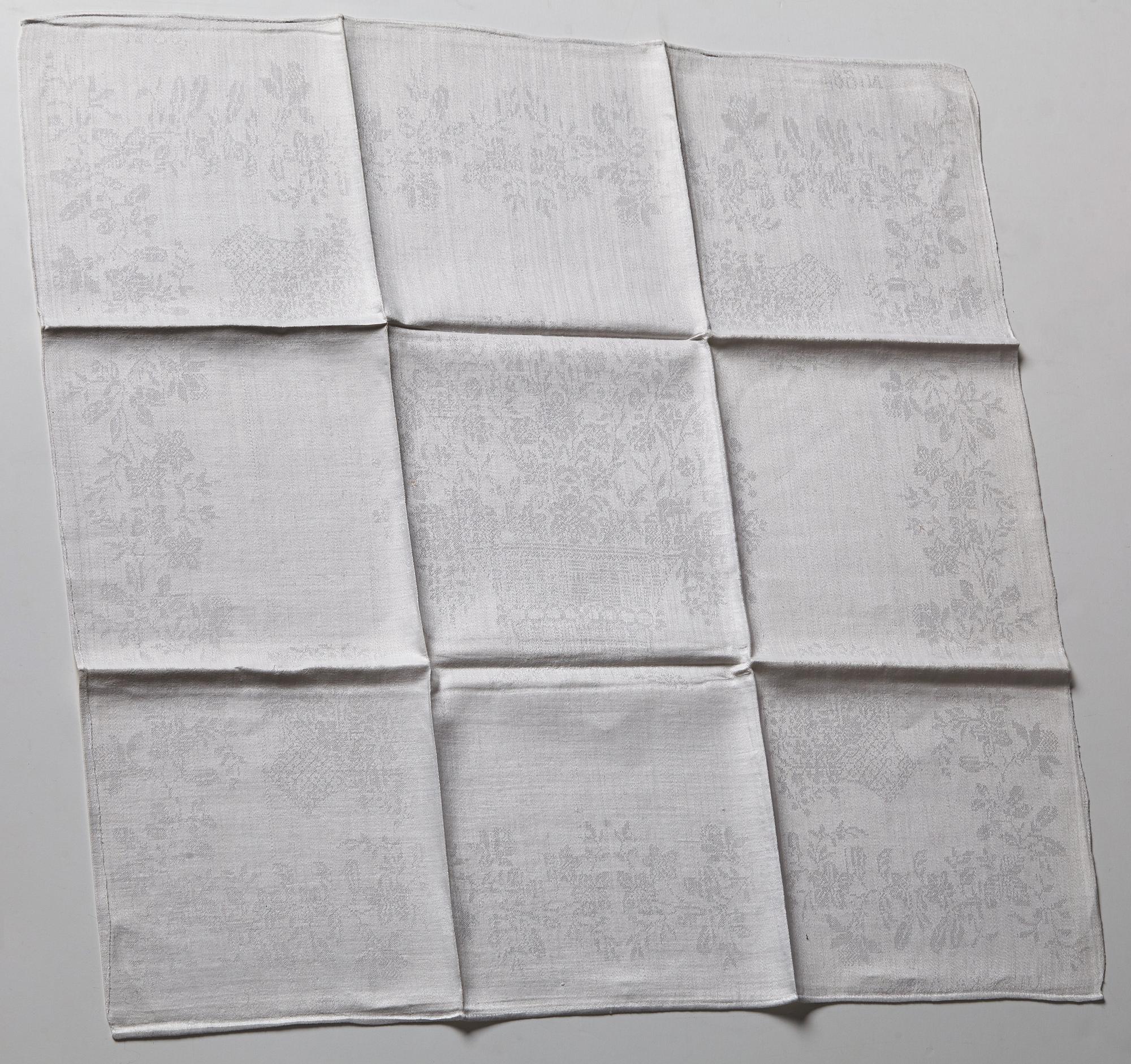 A TABLE CLOTH AND NAPKINS, 24 pieces, linen damask, the table cloth is dated 1827, ca 560-567 x 207,5 cm, Sweden 1827.