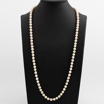 Pearl necklace, cultured pearls with a clasp of white gold set with octagon-cut diamonds.