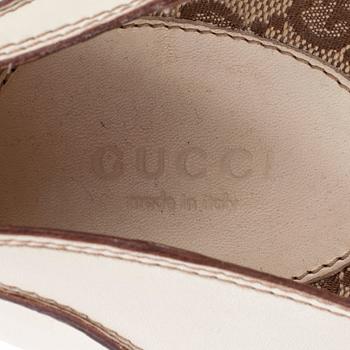 GUCCI, a pair of creme leather pumps. Size 38.