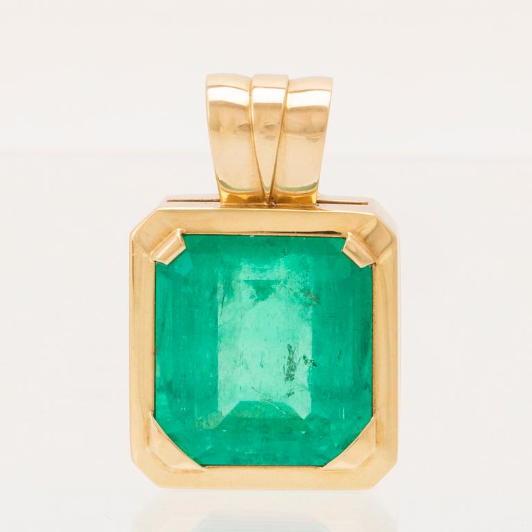An 18K gold pendant set with an emerald-cut emerald, Schrittesser Gold & Silversmith Gothenburg.