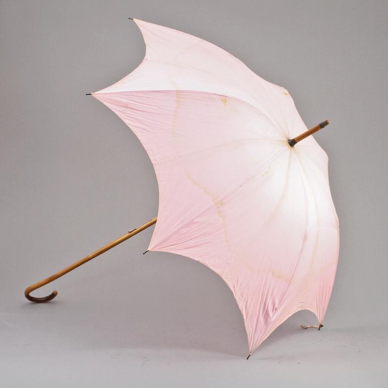 PARASOLLER, 8 st, samt DOMPTÖRPISKA, 1900-tal.