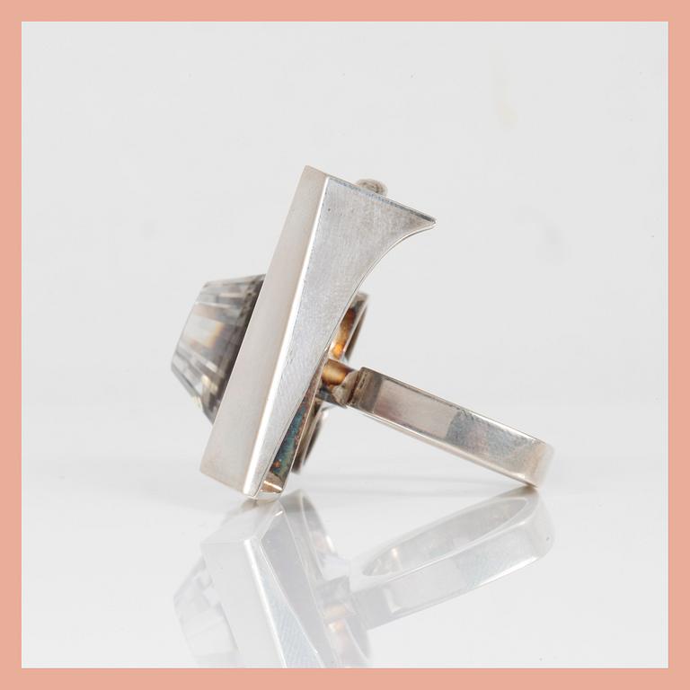 RING, sterling silver med bergkristall, tot ca 27,62 ct, Rolf Karlsson, Grillby, 1982. Total vikt ca 31,09 g.