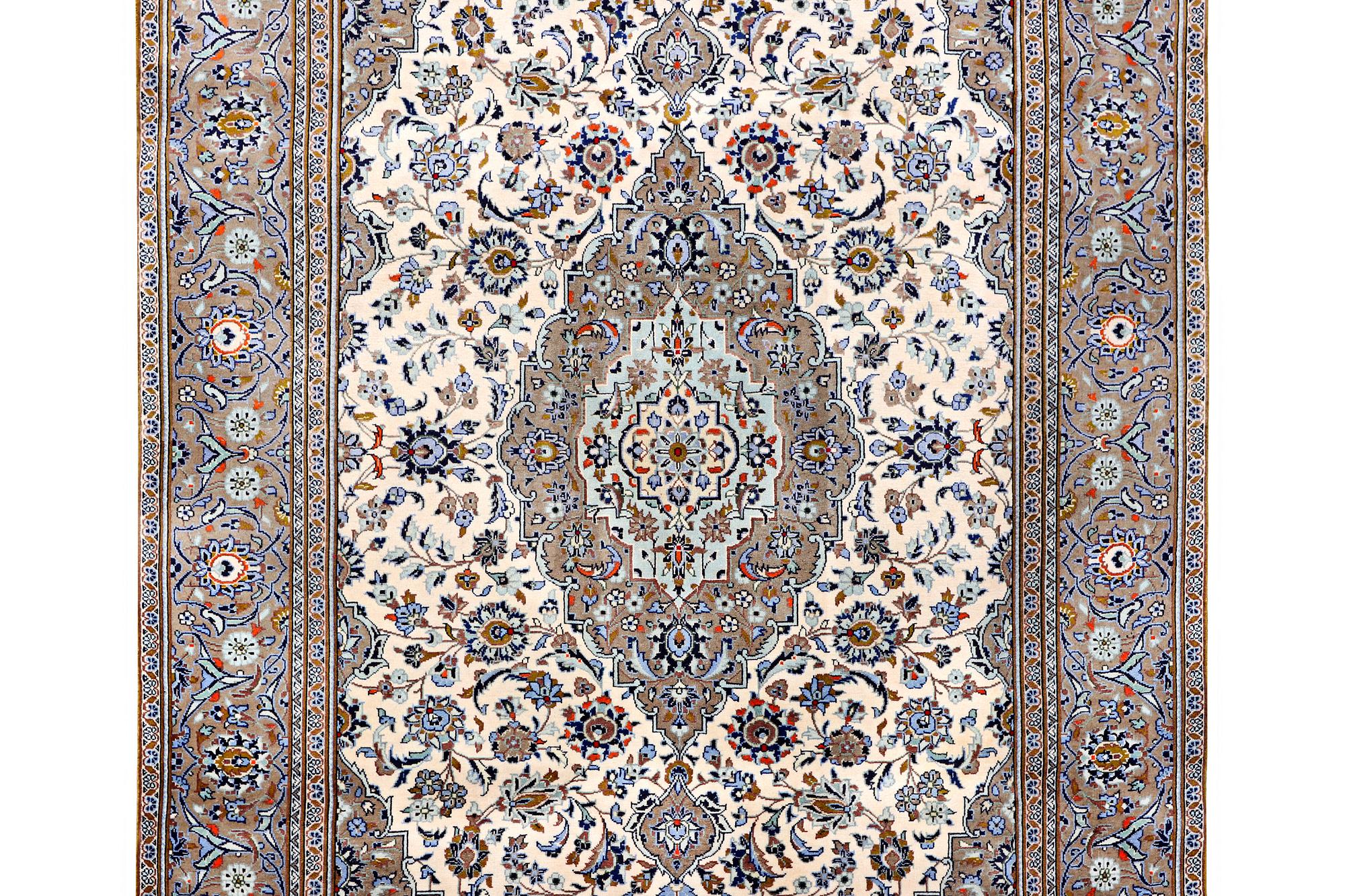 A Kashan carpet, c. 294 x 189 cm.