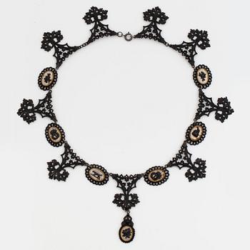 971. A Berlin iron and steel necklace. Berlin 1810-30.