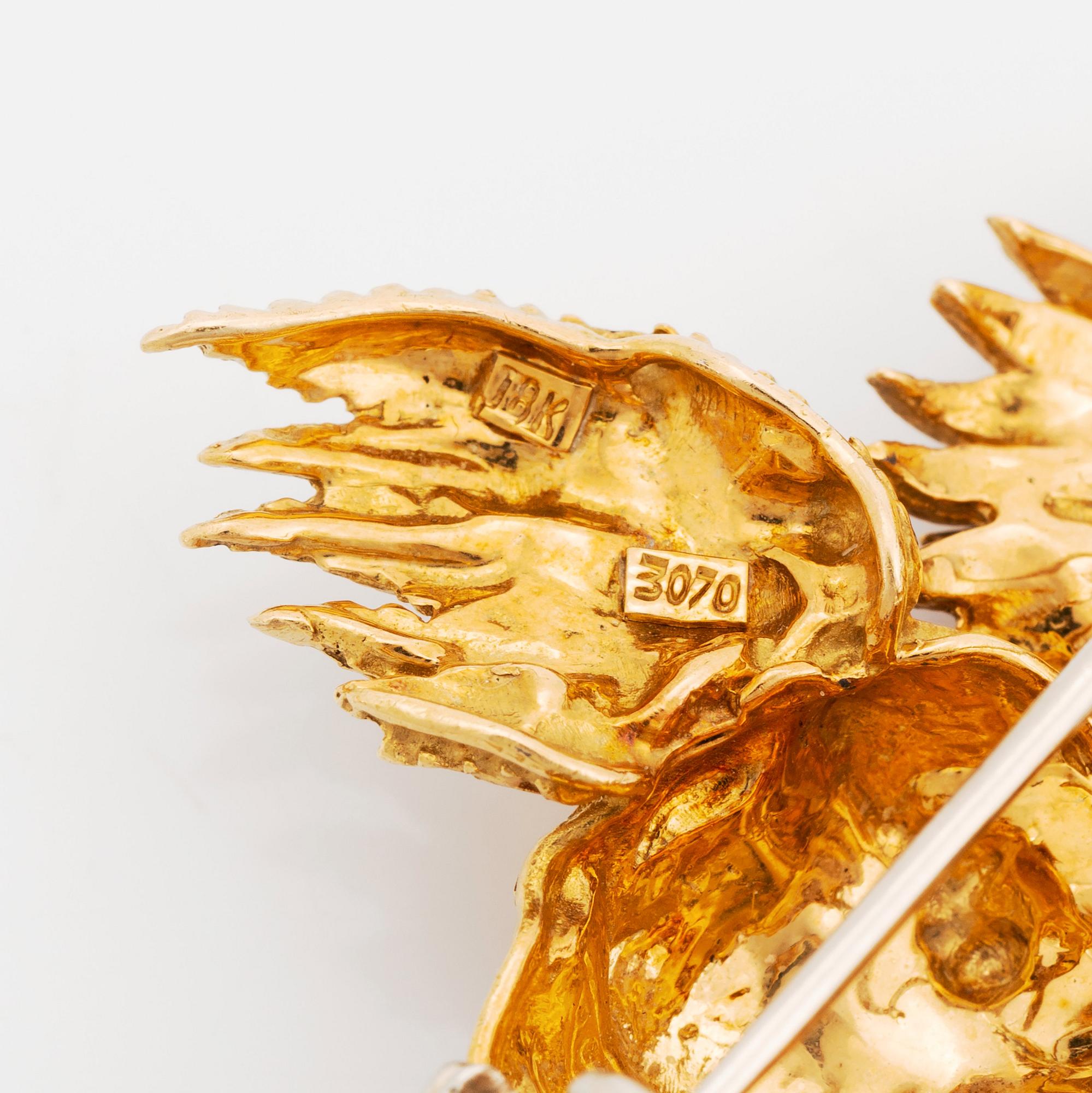 Brosch 18K guld och emalj med åttkantslipade diamanter.