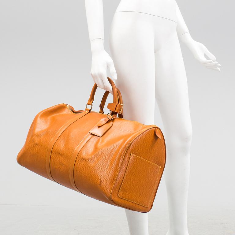 A BROWN EPI LEATHER KEEPALL 50 TRAVEL BAG.