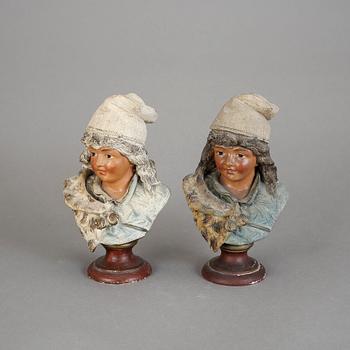 FIGURINER, ett par, lergods, 1900-tal.