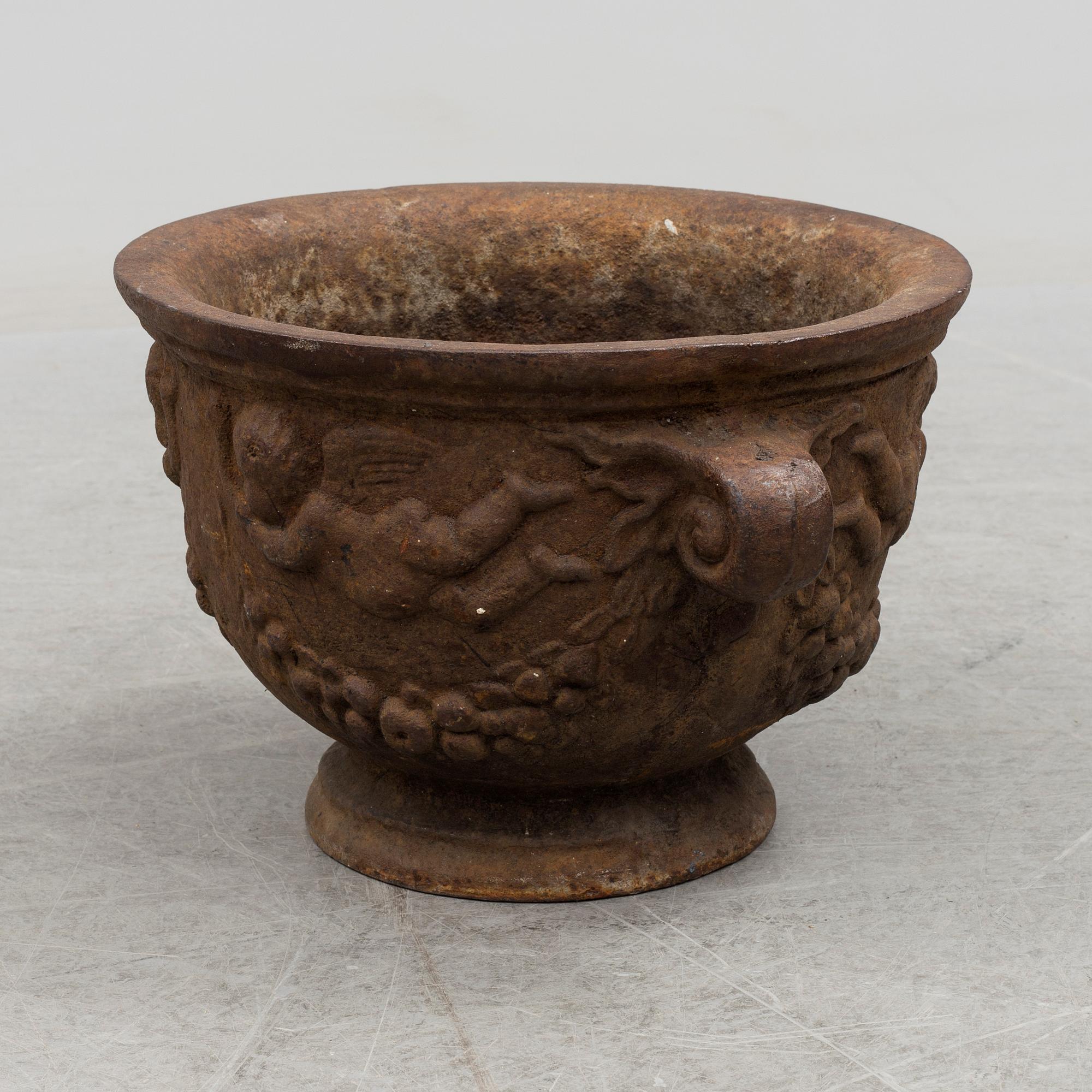 GARDEN URN, baroque style, iron, early 20th century.