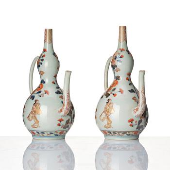 Two Japanese imari wine ewers, Edo period (1666-1868).
