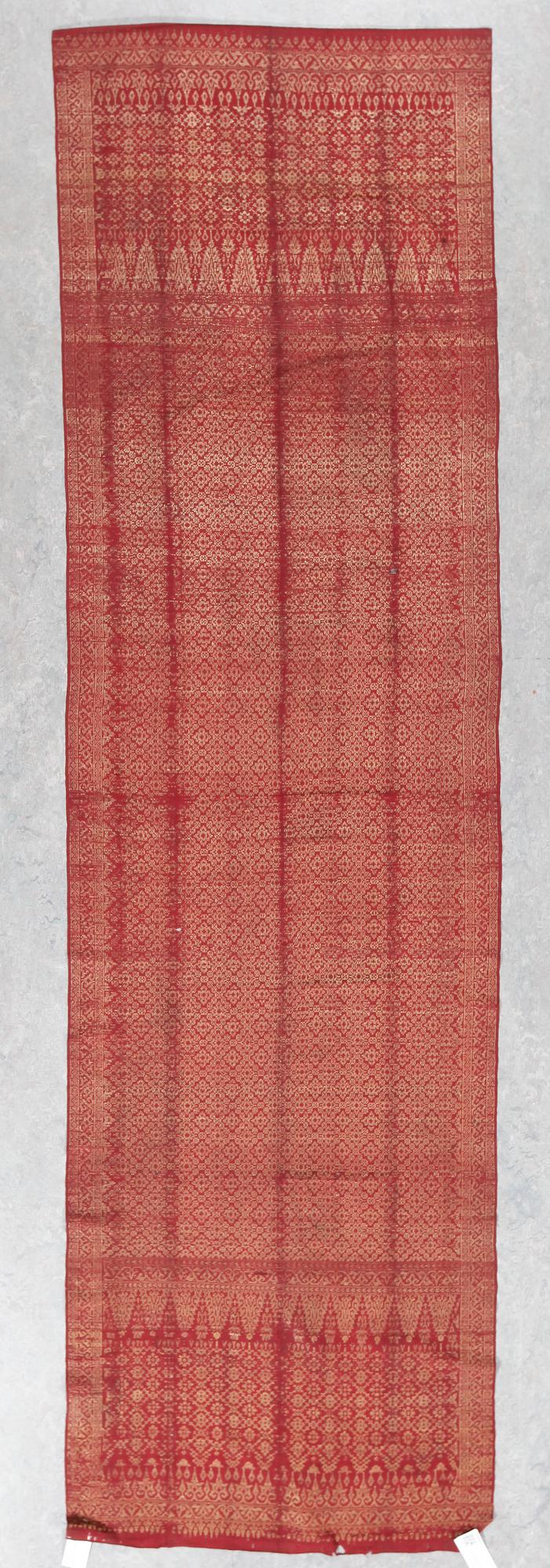 TEXTIL/BRODYR, troligen Indonesien 293 x 82 cm.