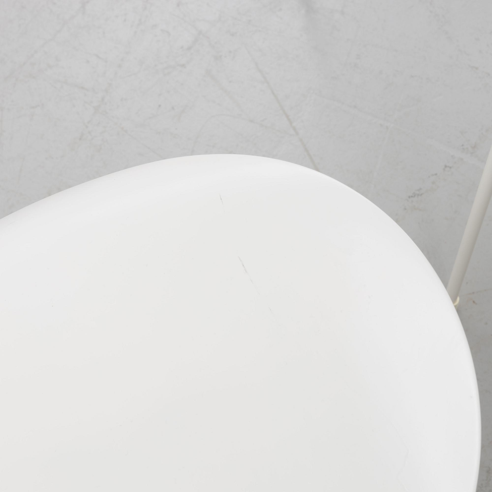 Arne Jacobsen, stolar, ett par, ”Sjuan", Fritz Hansen, Danmark 2015.