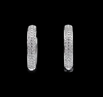 A PAIR OF EARRINGS, brilliant cut diamonds c. 0.62 ct. 18K white gold. Weight 4,8 g.