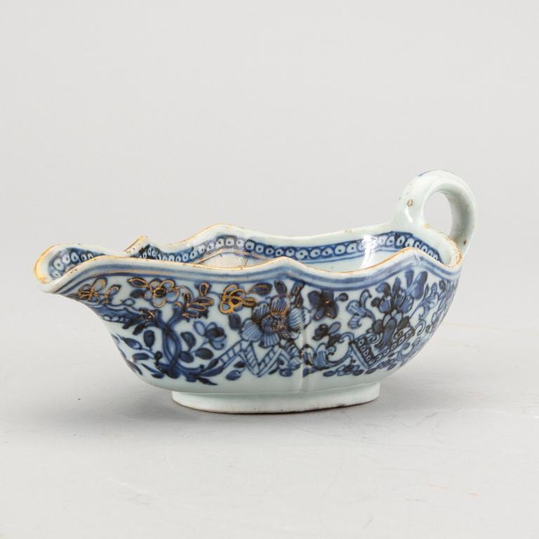 A Chinese Qianlong porcelain sauce boat.