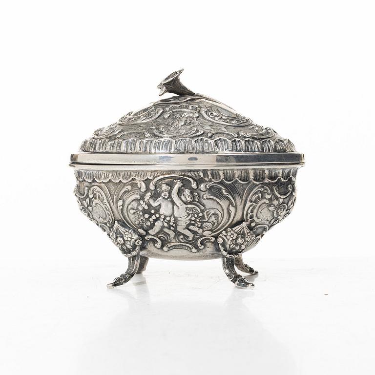 A Swedish silver sugar box, mark of AG Dufva, Stockholm 1913.