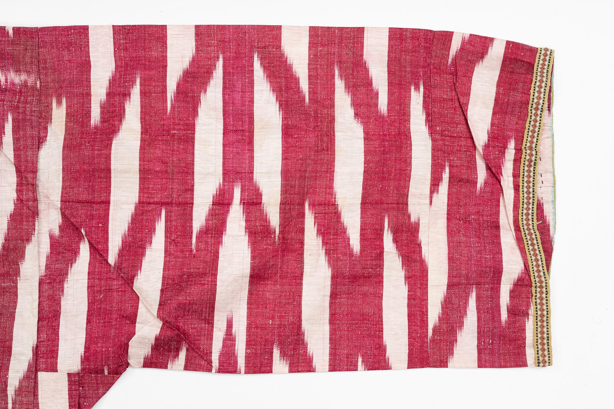 A silk and cotton Chapan, Ikat silk and cotton, Centralasien, 1880s.