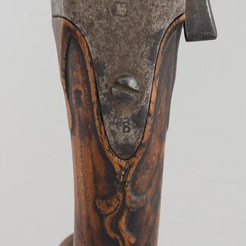 Elddon med flintlås och vaxstapel, möjligen Forsbacka jernverk, 1700-talets andra hälft/tidigt 1800-tal .