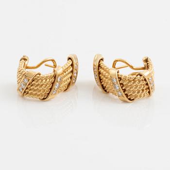 Earrings, hoop earrings, gold with brilliant-cut diamonds.