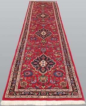 A Meshed runner, approx. 396 x 88 cm.